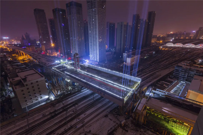 The main bridge on Changqing Road in Wuhan successfully rotates to targeted position.